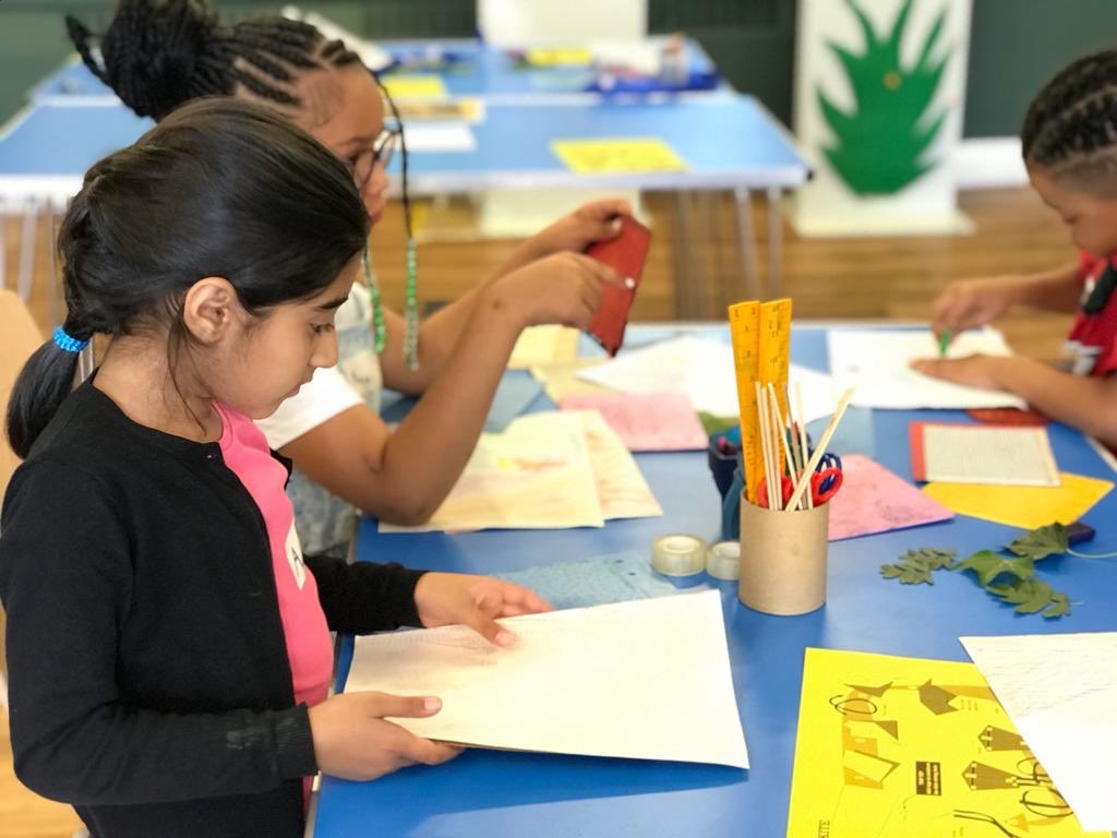 interferenceart's tweet image. A sunshine start to summer sessions for young people from @trinityhousecrc @MAG_PlattHall 

The sheer joy of flying our very own kites against a bright blue sky was ❤️ by everyone (of all ages!)

Can you guess our earworm?
#everydaycreativity
#HAF2022 
@MCRActive @ManCityCouncil