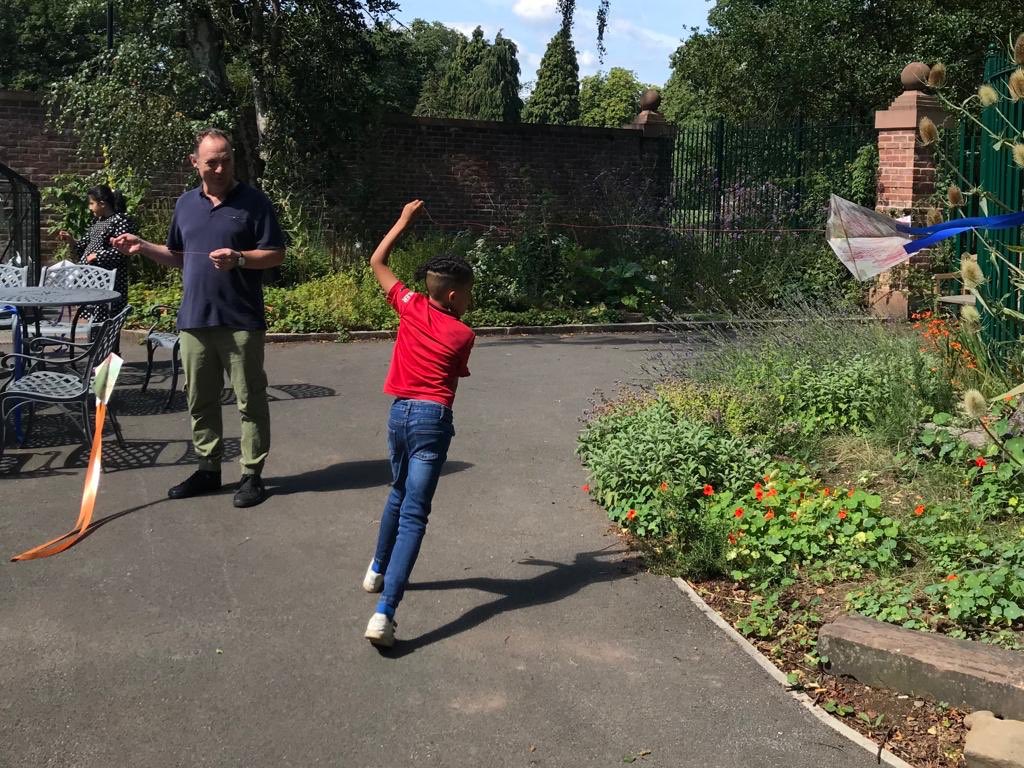 interferenceart's tweet image. A sunshine start to summer sessions for young people from @trinityhousecrc @MAG_PlattHall 

The sheer joy of flying our very own kites against a bright blue sky was ❤️ by everyone (of all ages!)

Can you guess our earworm?
#everydaycreativity
#HAF2022 
@MCRActive @ManCityCouncil