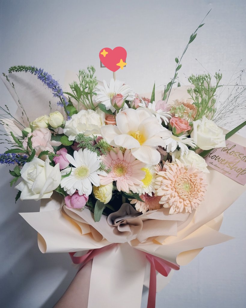monst561's tweet photo. 8년전 부터 오래되신 고객님이...
이제 원하는걸 다 해드리지 못하는 상황 임에도 늘 찾아주셔서 감사한데  
단체주문 주시며 또 맡아줘서 감사하다며 꽃 선물을 보내 주셨다.. 천사 이신분.. 😭😭 https://t.co/XpBr8xEJ0h