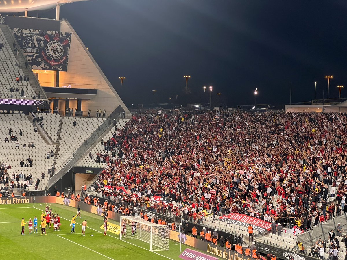 Flamengo amassou o Corinthians na Arena. No final do jogo, atletas foram comemorar com os torcedores rubro-negros. Grande vantagem para o jogo da volta no Maracanã