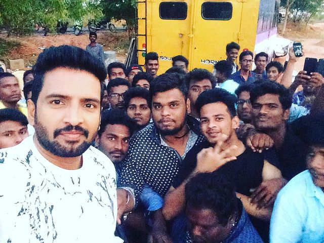 Santa_Thiru143's tweet photo. Good morning 💙😊

#GuluGulu #AgentKannayiram 

@iamsanthanam 😎 https://t.co/MlUfDxOi4o