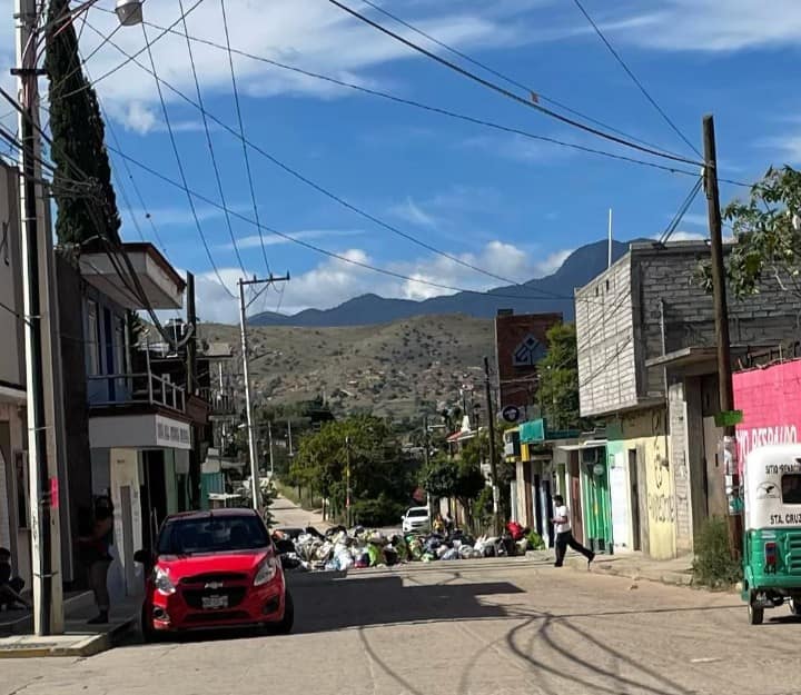 OaxacaPixel's tweet photo. Frente a la secundaria de la Col.  Esquipulas en #Xoxocotlan, los vecinos como forma de presión sacaron las bolsas de basura a la calle de este municipio. https://t.co/Ox8DgFyMOf