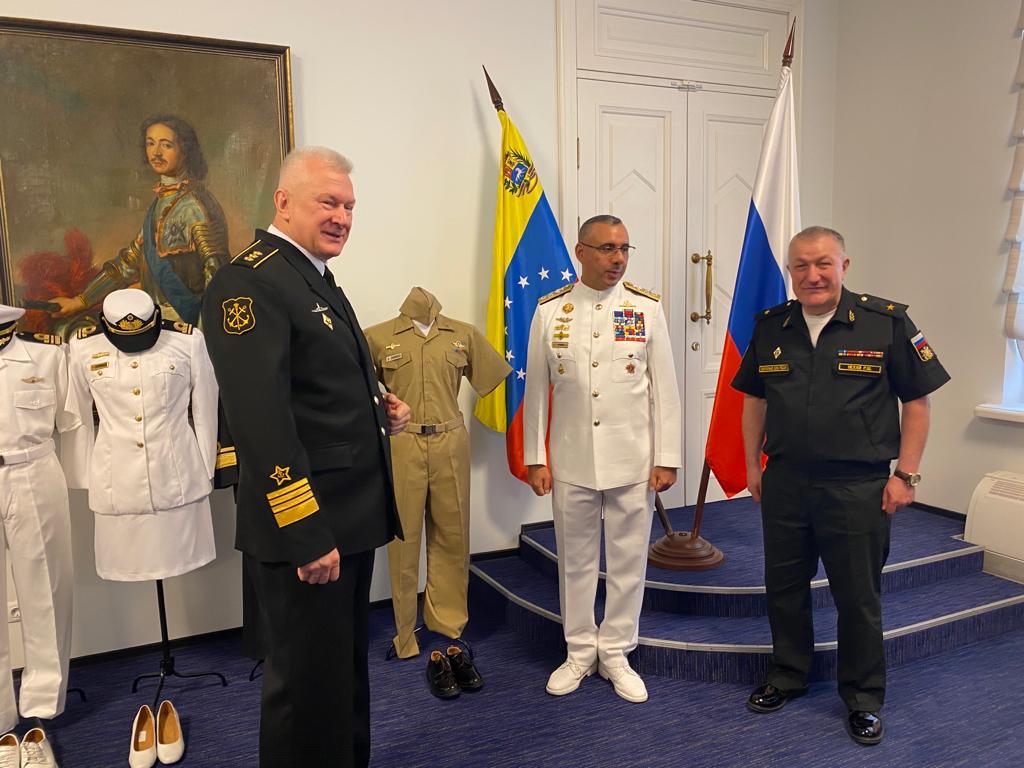 📣#Importante || El VA <a href="/JoseAbchi/">Jose Rafael Hernández Abchi</a>, Comandante del <a href="/EscuadraVe/">ESCUADRA BOLIVARIANA</a>, en representación de la <a href="/ArmadaFANBVzla/">Armada_ve</a> en compañía del Alm Nikolai Anatolievich Yevmenov, Comandante en Jefe de la Armada Rusa, hacen entrega oficial de cuatro uniformes navales de este Componente de la FANB