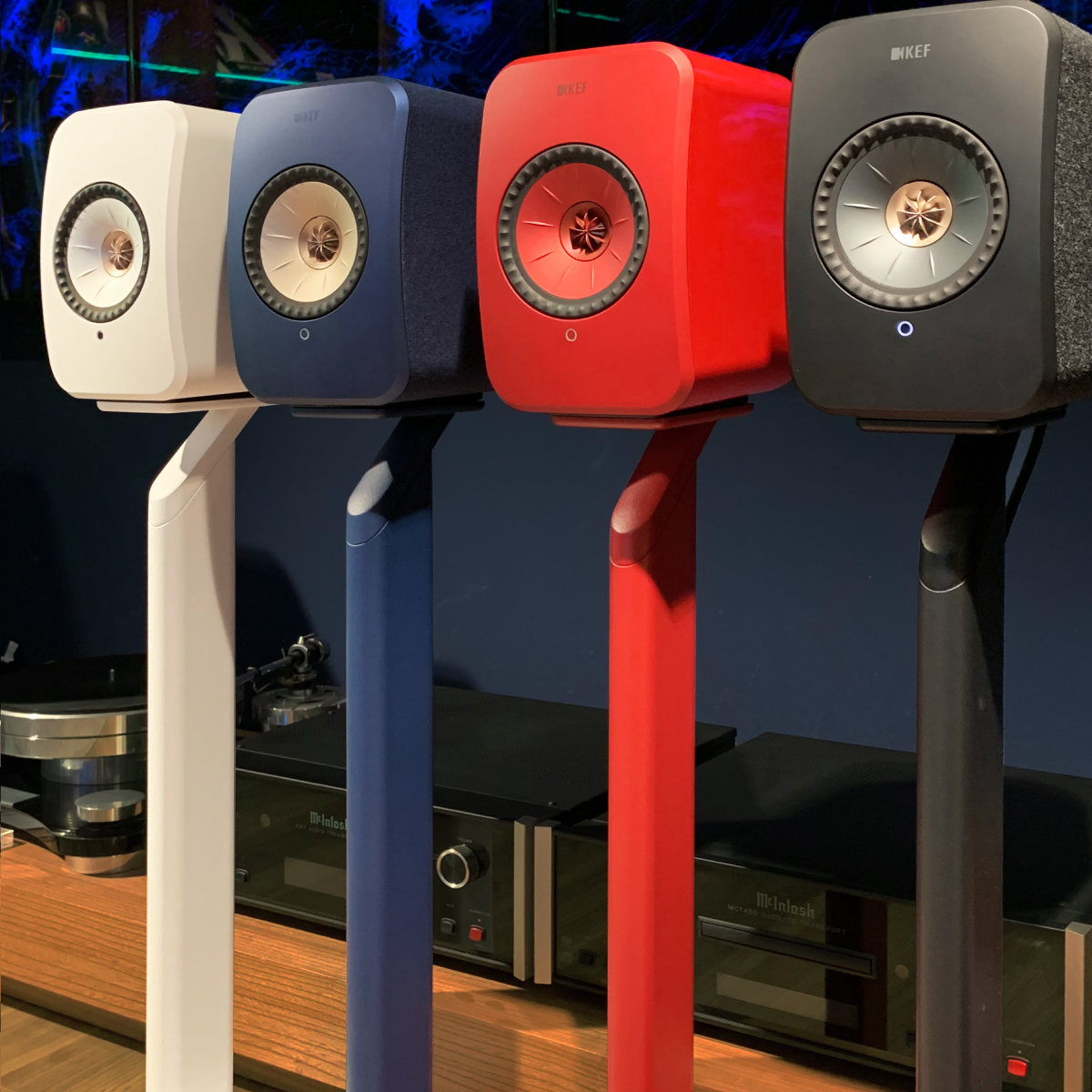 kef_jp's tweet photo. LSXIIとスタンドのセット。スピーカーと同じカラーのフロアスタンドを選ぶのも、ミスマッチで違うカラーを選ぶのも、あなた次第。KEF Music Galleryでは、スタンドのご予約も賜っています。あなたの好きなカラーセットはどれですか?
#KEF #LSXII #S1フロアスタンド #スピーカーのある暮らし https://t.co/aJc0VfgsBf
