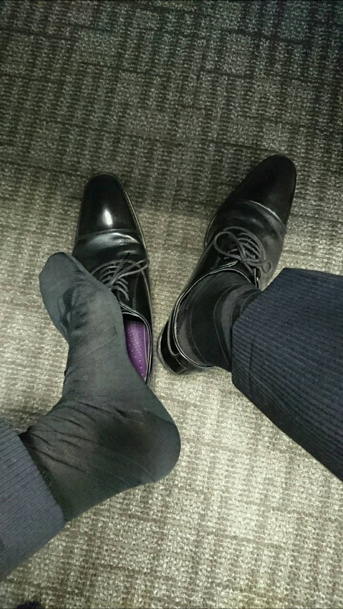 爸爸辦公桌下的視角
應推友要求的客製原味紳士襪實穿照

辦公桌下是不是該徵個小秘書😏

#人父 #爸爸 #正裝 #紳士襪 #原味