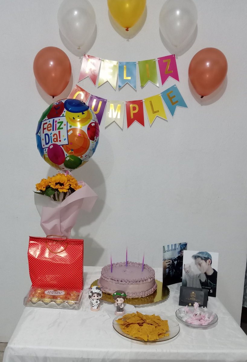 evaquileo's tweet photo. Tengo la mejor familia del mundo... 🥺😍🥳
Mi propia MewFiesta improvisada...😍 
Feliz cumpleaños para mi... 🥳
Gracias #MewSuppasit por estar en mi vida... Y sin darte cuenta alegrar cada uno de mis días...💞🇪🇨 https://t.co/GqyQB2N3Ro