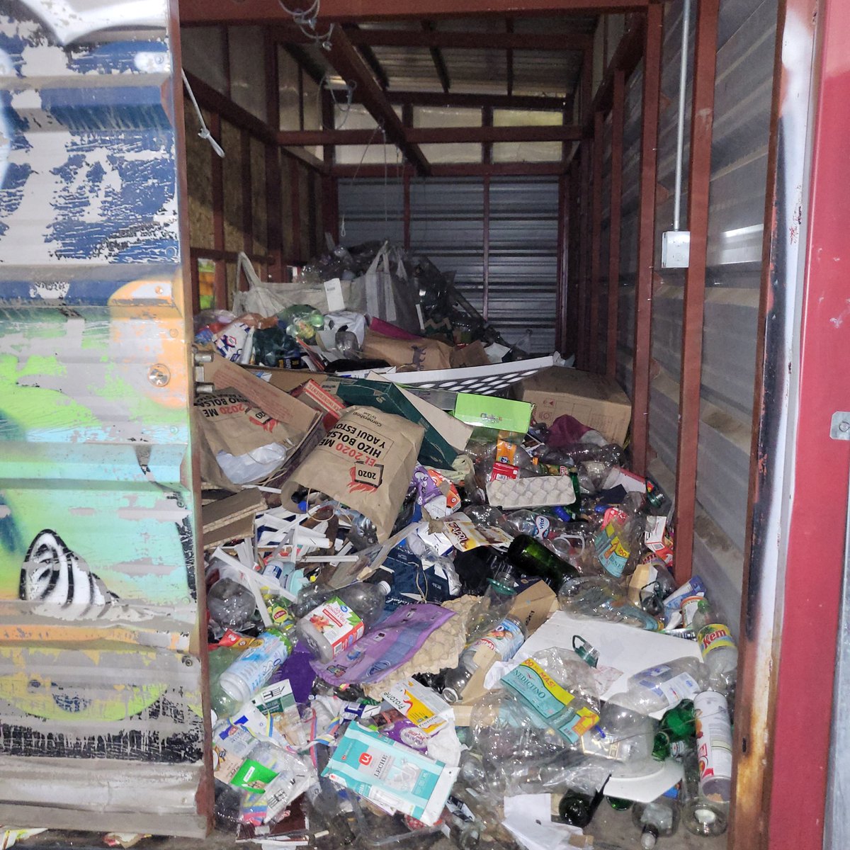 ChileSinBasura's tweet photo. "Una imagen vale más que mil palabras". @MuniCerrillos

Barrios abandonados, basura por todos lados  calles en mal estado @CerrillosCL

Divina Comedia/Hector Orrego, Cerrillos. 01-08-2022. https://t.co/Vwa7j1FXtN