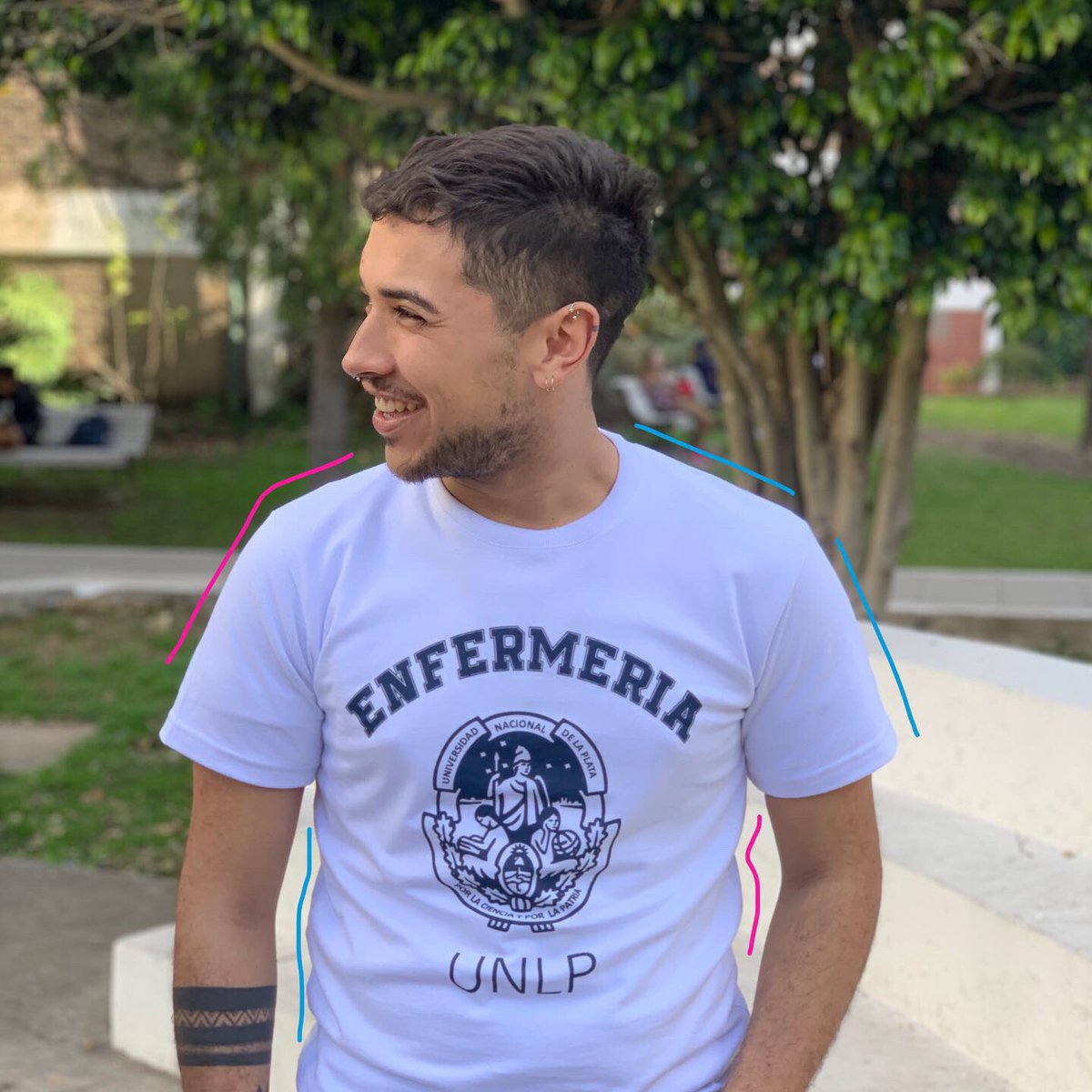 RemediarUNLP's tweet photo. De la mano de Remediar lxs estudiantes de la FCM tenemos las remeras más lindas del mundo 💙🤩

👏🏼 El dinero recaudado será destinado a los arreglos que estamos realizando en los espacios de fotocopiadora y buffet.

Busca la tuya por la facu! https://t.co/Sea6Jkm7Ot