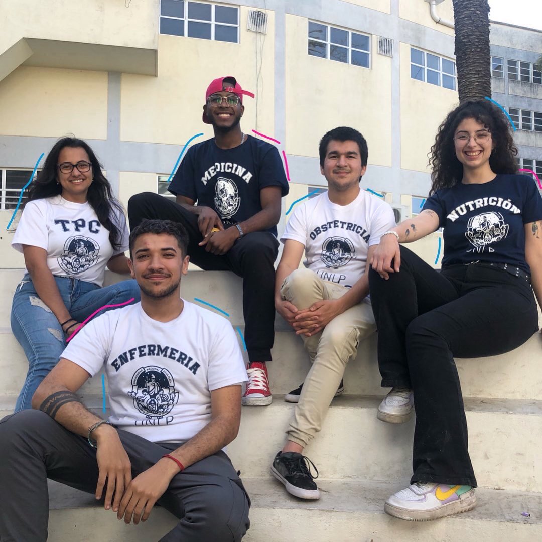 RemediarUNLP's tweet photo. De la mano de Remediar lxs estudiantes de la FCM tenemos las remeras más lindas del mundo 💙🤩

👏🏼 El dinero recaudado será destinado a los arreglos que estamos realizando en los espacios de fotocopiadora y buffet.

Busca la tuya por la facu! https://t.co/Sea6Jkm7Ot
