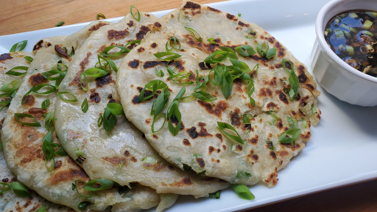 AnnaWal09's tweet photo. Who wants a hot scallion pancake?
#food #cooking #baking #foodpoll https://t.co/m0RIwFvbkU
