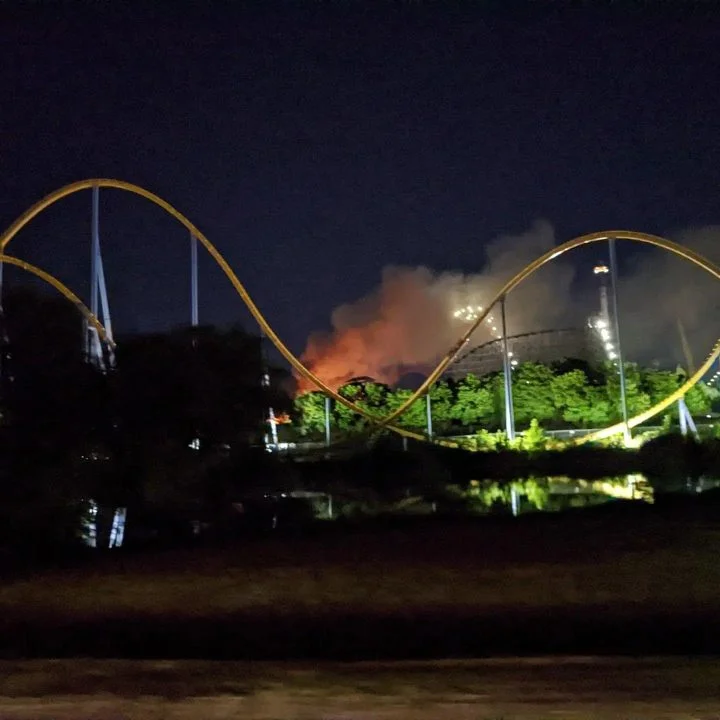 AkhilJose1970's tweet photo. Canada's Wonderland on fire. #MARK1051 #CanadasWonderland https://t.co/ririVoW100