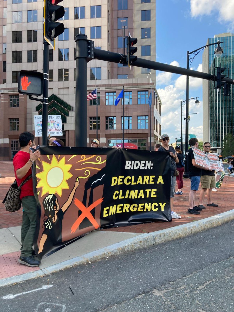 CtClimate's tweet photo. We know that Manchin is on the side of Big Oil. President Biden, which side are you on?

🆘 Declare a #ClimateEmergency  to ban crude oil exports + ramp up renewable energy manufacturing

Add your voice to half a million people taking action today ↘️ https://t.co/41bRYRh25h https://t.co/4AUIBar9il