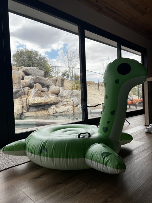 nessie float! nessie float!!!  😭 https://t.co/J0Fw5KZfT8