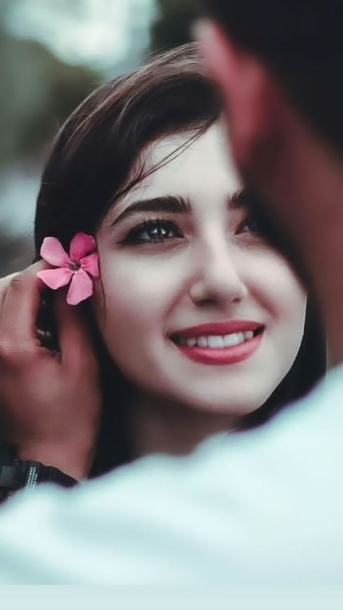 حين أحببتكِ ودعت قلبي...
 الذي لم يهوى سواكِ......
 وقلت .....سلاما لعيني التي لم ترى غيركِ
سأبقى احبكِ ..بغيرتي ..بعنادي ..بعصبيتي ..بجنوني ..
وبقلبي الذي تملكيه انتي ...!!
من قال ان الحب يأتي بالعمر مرة ...
فأنا كلما أشاهد عيناكِ أحبكِ الف مرة .