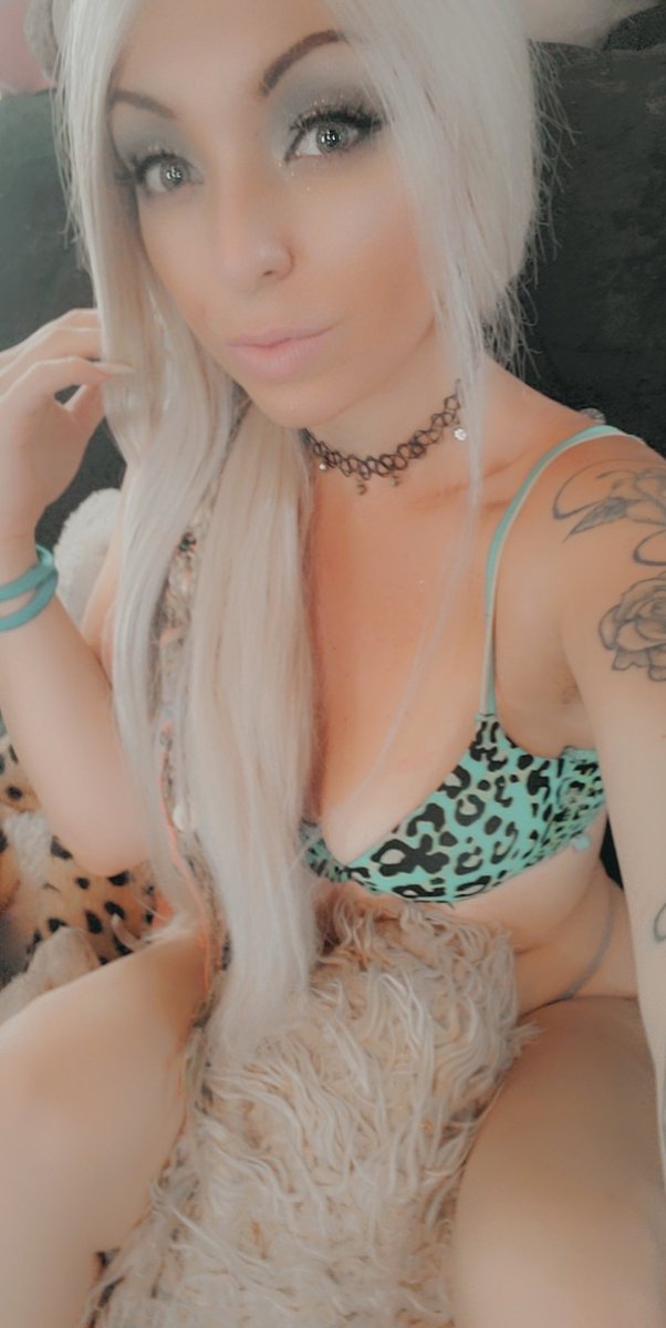 AlexandriaBae's tweet photo. Going to be live streaming every day this week! Cum see me live! I wont tell your girl, I promise😈💋🧁 #babe #tattoos #inkedbabe #tattuesday #streamatemodel #goddess #fetish https://t.co/gFoXGrgs6S
