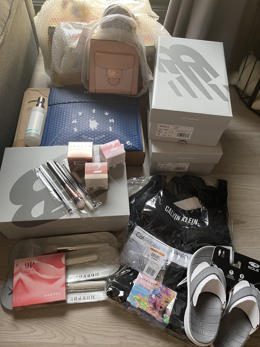 paplurnshop's tweet photo. USA🇺🇸 ของเมกาเข้าค้าบบ🙇🏻‍♀️💕
วันนี้แพคของอาจจะใครตอบช้าไป ขอโทษด้วยน้าค้า🥹 แจ้งยอดครบแลเว พนเค้ามาแต้งแทร็คน้า💕ขอบคุณทุกๆออเดอร์เยย🐸
#พรีออเดอร์อเมริกา #พรีเมกา #newbalance993 #newbalance990v5
#CalvinKlein #nonidirect #กระเป๋าcoach #Coach https://t.co/K3fLlNFx3k
