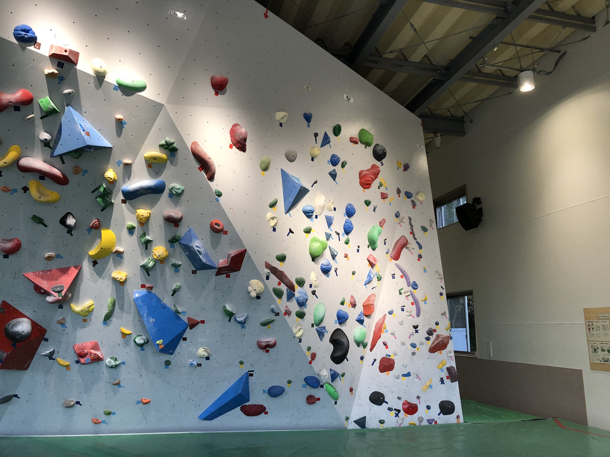 鬼頭莫宏 ヒビ 昨日はクラパーへ 3級紺色四角テープ白ホールド課題 ぼーっと見てたら出来そうな気が 触ってみると4トライくらいで完登 おお 下の方にあるカエルさんホールド使わなかったんですが リーチで解決しちゃったか はだの丹沢クライミング 鬼頭莫宏 ヒビ 昨日はクラパーへ 3級紺色四角テープ白ホールド課題 ぼーっと見てたら出来そうな気が 触ってみると4トライくらいで完登 おお 下の方にあるカエルさんホールド使わなかったんですが リーチで解決しちゃったか はだの丹沢クライミング