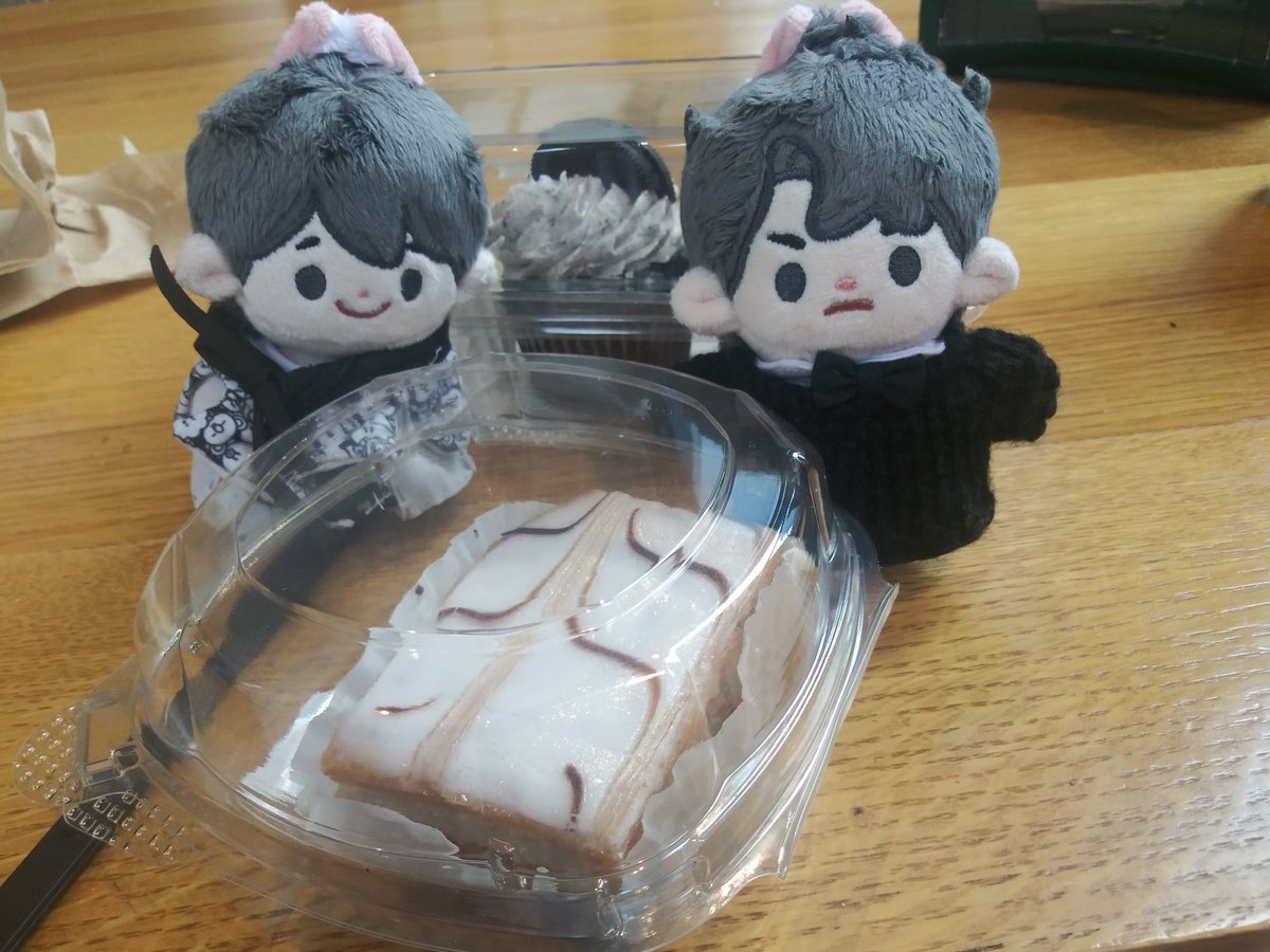 RaenNgu's tweet photo. Went out with an amazing friend who made yjh a new sweater and we got some sweets for his bday while we were at it 💕💕
#HappyJoongHyeokDay_2022 https://t.co/AuMvX9jyVD