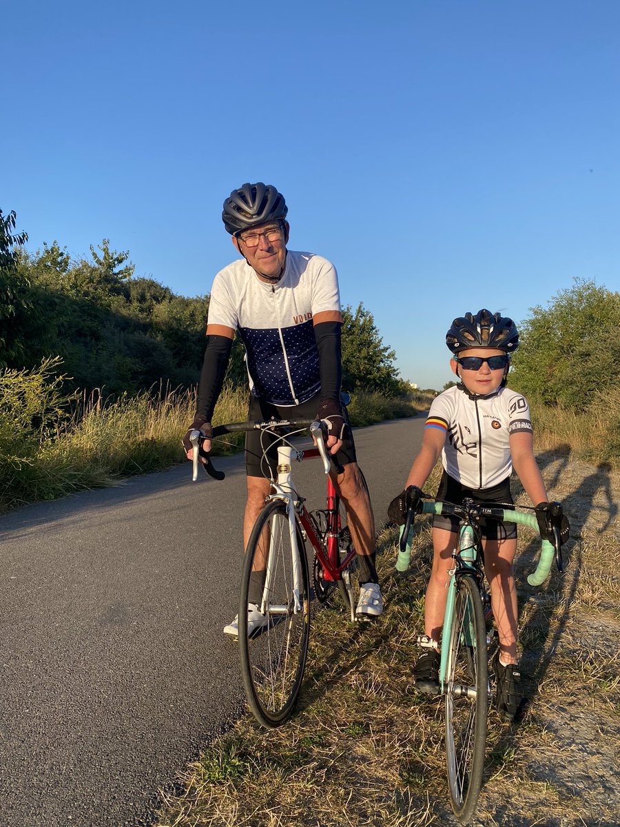 Hjalmar och farfar Bosse. Cykling när den är som bäst.