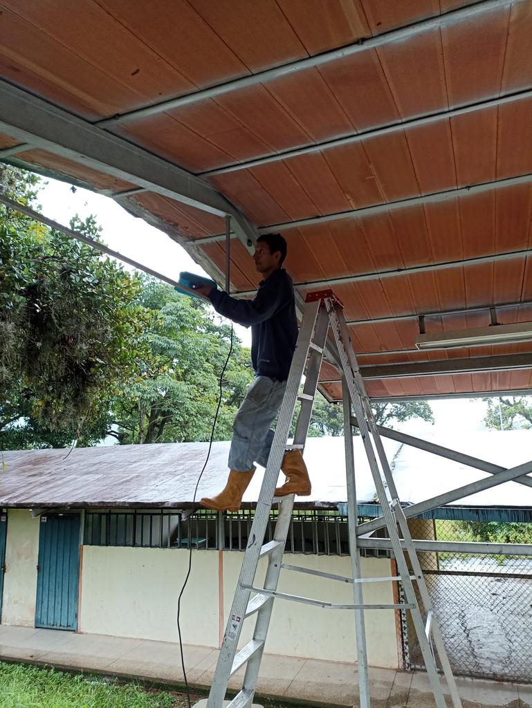 #01DeAgosto Sr. José, personal de apoyo y el Prof. Wilmar Director del plantel realizando reparaciones del alumbrado de la institución