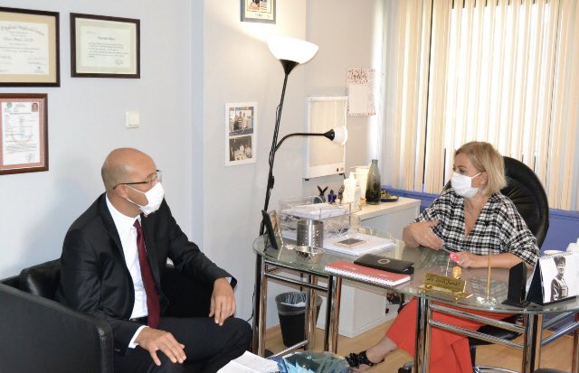 Salgının ilk günleri.Herkes bilinmemezlik içinde debeleniyor.Hastaneler ağzına kadar dolu.Şimdi boş konuşanlar ölüm korkusuyla evden burnunu bile çıkaramıyor. Bu koşullarda hastanede çalışıyor, bizleri bilgilendirmeye çalışıyordu!Esin hocam iyi ki varsınız.<a href="/esenol/">Esin Davutoğlu Şenol</a>