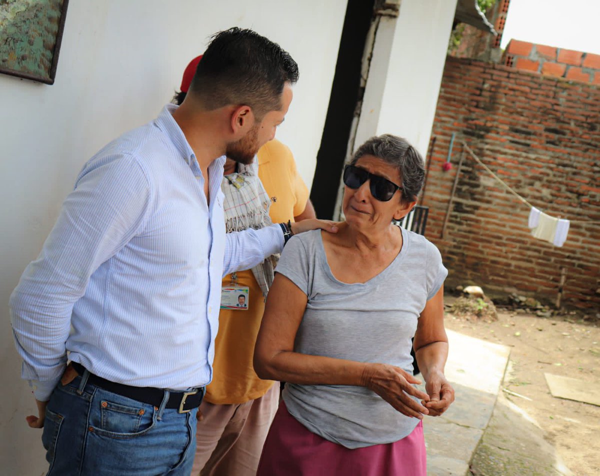 Sagertol's tweet photo. #NoParamos | Nuestro secretario Andres Barragán, junto a la directora de gestión del riesgo; Andrea Mayorquin, estuvieron hoy en el municipio 📍de Venadillo, donde ayer por cuenta de las lluvias se presentaron múltiples emergencias que afectaron a varias familias. Sigue 👇🏼 (1/2) https://t.co/DhAbvaPUws