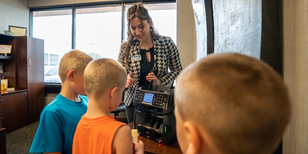 TNTKidsFitness's tweet photo. Our No Bummer Summer kids had a fun afternoon thanks to @gobellbanks! They gave a great tour, got to learn how money is made, and play Bingo! We are thankful for all they do for our community and for being a Break the Barriers Partner! 

#BreakTheBarriersTNTPartner #FMLovesTNT https://t.co/wEqPG0n8TL