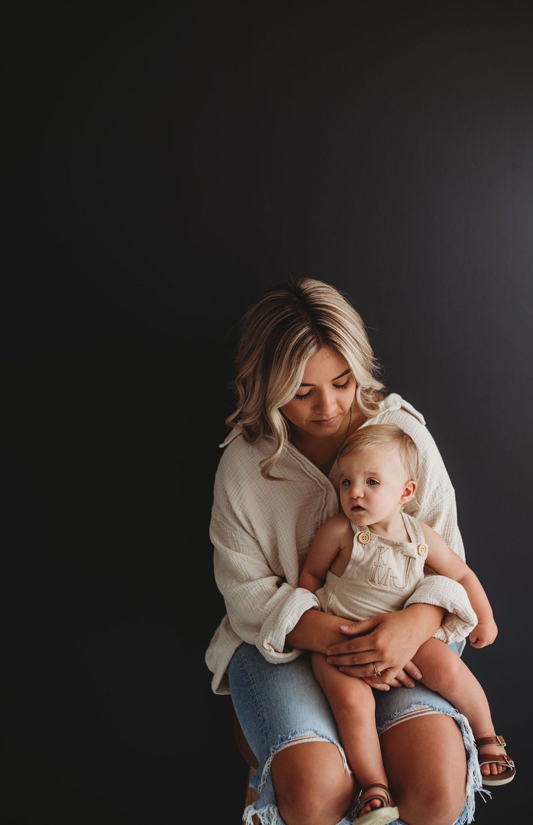 TLeeMill's tweet photo. I don’t share my photography stuff on here often but these minimal, motherhood sessions have me swooning forreal 🥺 https://t.co/mx408L2gGi