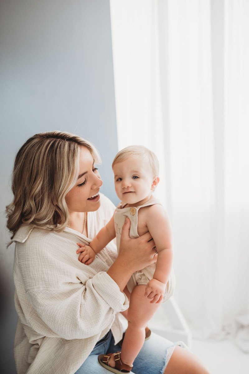 TLeeMill's tweet photo. I don’t share my photography stuff on here often but these minimal, motherhood sessions have me swooning forreal 🥺 https://t.co/mx408L2gGi