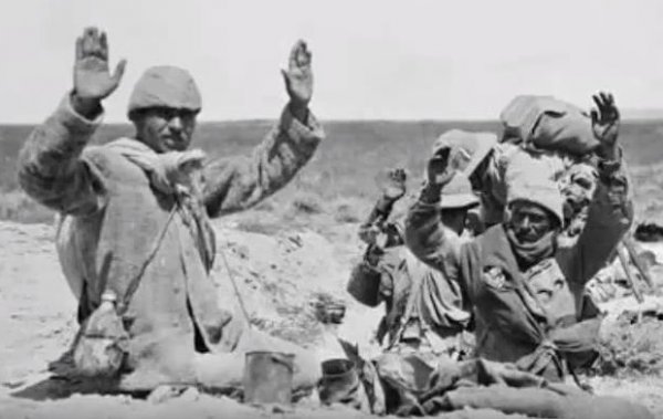 Ben Türk askeriydim,
Balkanlarda vurdular beni...
Adları: 
İgor'du, İvan'dı, Yanis'ti.

Ben Türk askeriydim,
Çanakkale'ye kefensiz gömdüler beni...
Adları: 
John'du, Bob'tu, Elton'du.

Ben Türk askeriydim,
Cezayir'de klor havuzlarına atıp kör ettiler beni...
Adları: 
Cübeyr'di,