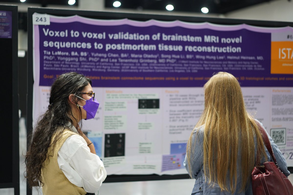 IanOh_'s tweet photo. My deskmate @TiaLamore (@GrinbergLab) explains her MRI + neuropathology project to @HeidiJacobsLab at #AAIC2022 https://t.co/JJestFws2Y