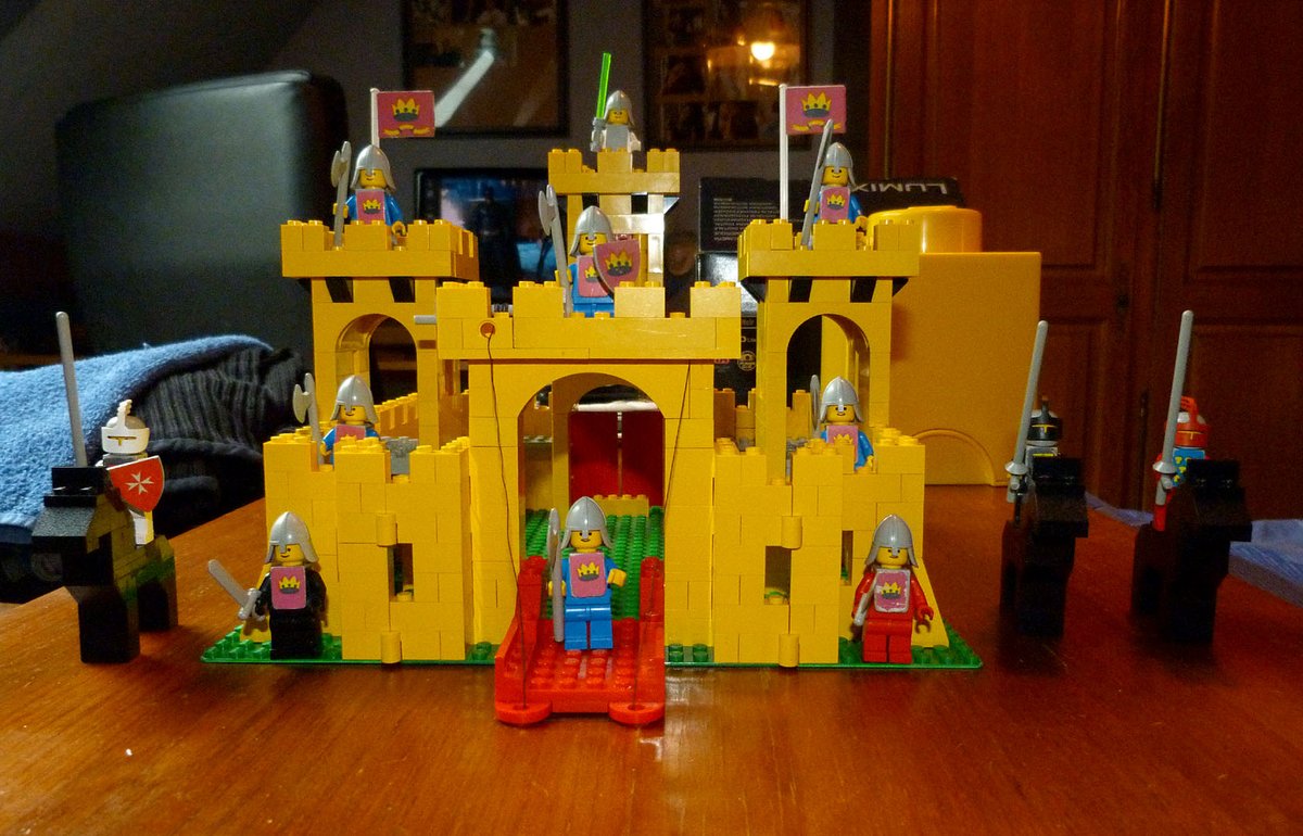 FredKunopes's tweet photo. Reconstituer le tout premier #château sorti par #Lego en 1978, intégralement en briques d'époque, c'est fait.
Les puristes apprécieront (ou pas, j'ai apporté ma touche personnelle à la reconstitution...).
https://t.co/UMHPfKzlRv https://t.co/53WGGQYbDu