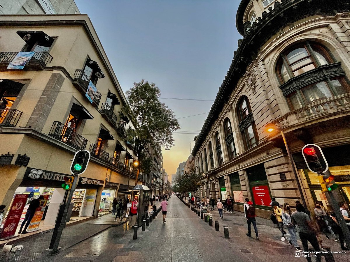 mex_experiencia's tweet photo. #MEXicoEnUnaFoto🇲🇽📸 #DesdeMiLente:
“Calle 16 de Septiembre” (Cuauhtémoc, CDMX)
Atardecer sobre la calle 16 de Septiembre y su cruce con Isabel La Católica en el Centro Histórico de la CDMX. https://t.co/mytbNp4ja8