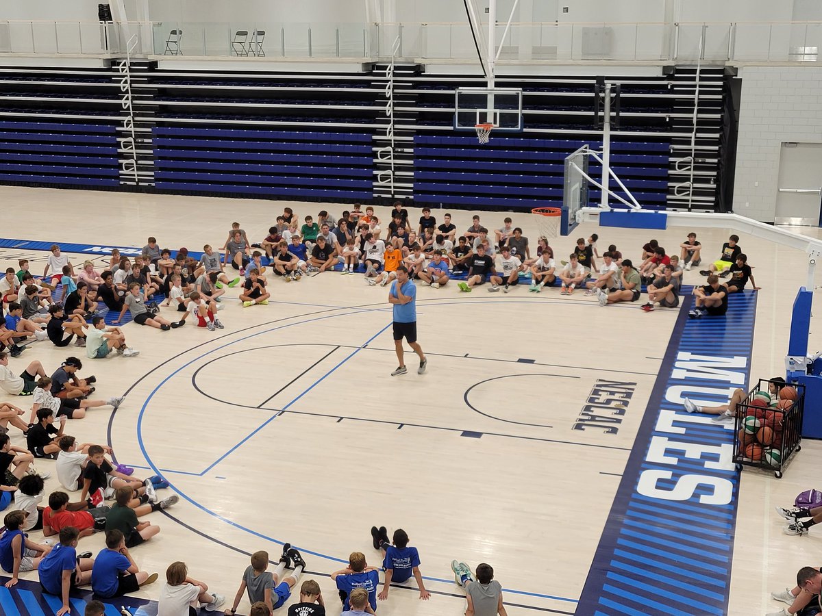 HansonTodd's tweet photo. Tonight's guest lecturer at #PineTreeClinic is former @MulesMBB All American and current @mascochieftains AD John Daileanes. Kids listen to someone whose jersey # is retired! https://t.co/5TTbEcPeUz