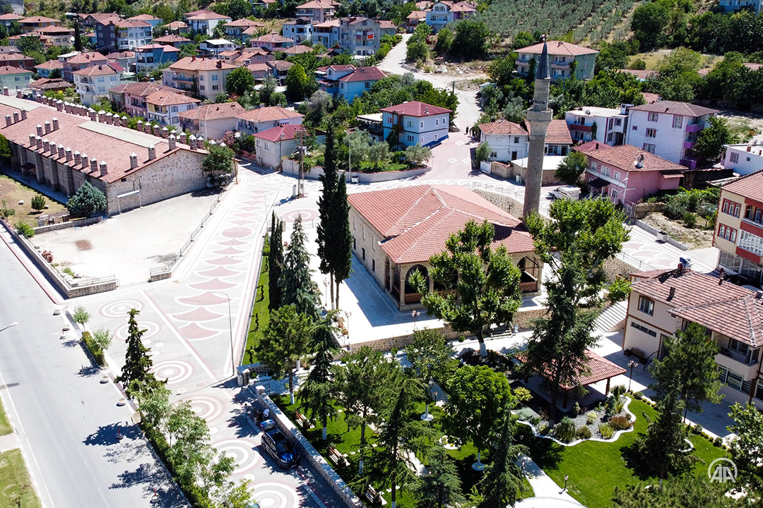 anadoluajansi's tweet photo. • Köprülü Mehmet Paşa tarafından yaptırıldı
• 3 bin metrekarelik alanda inşa edildi

Ecdat yadigarı cami ve kervansaray yenilenen çehresiyle ziyaretçilerini ağırlıyor https://t.co/WyNbR60wXm https://t.co/hKCeU9lGKQ