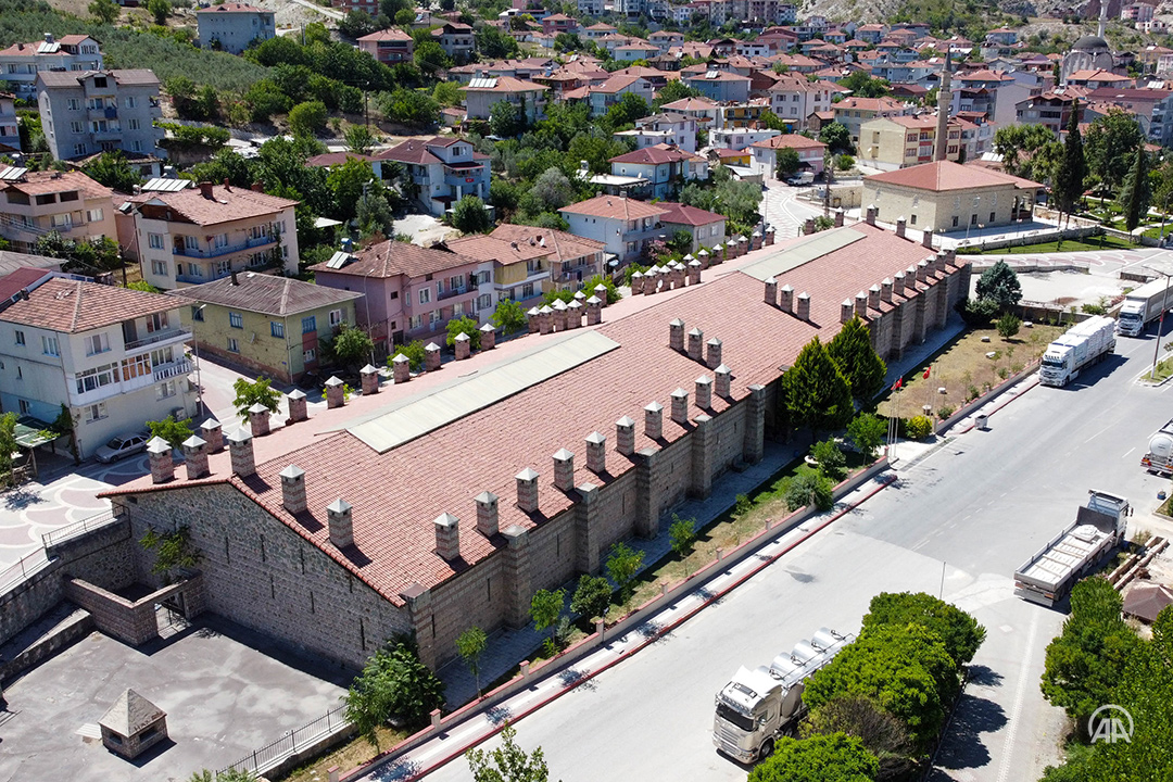 anadoluajansi's tweet photo. • Köprülü Mehmet Paşa tarafından yaptırıldı
• 3 bin metrekarelik alanda inşa edildi

Ecdat yadigarı cami ve kervansaray yenilenen çehresiyle ziyaretçilerini ağırlıyor https://t.co/WyNbR60wXm https://t.co/hKCeU9lGKQ
