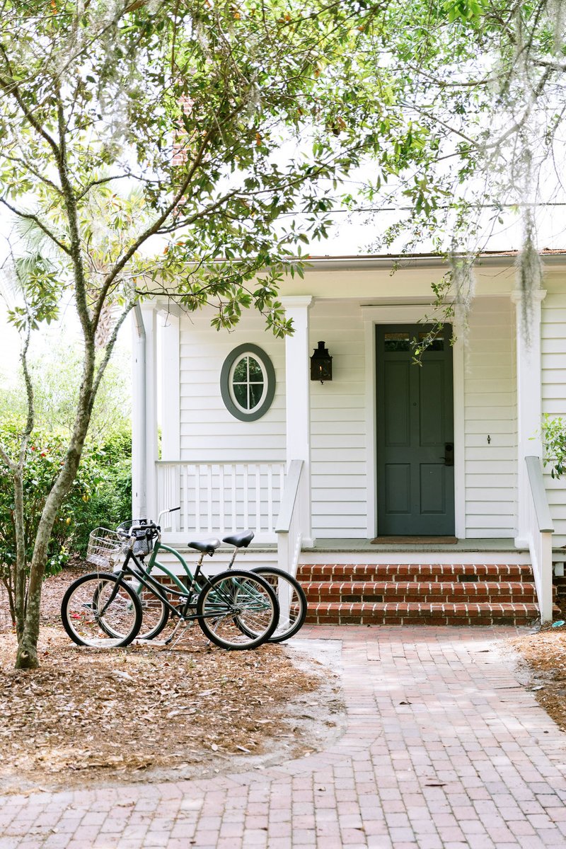 With classic cottage appeal in an idyllic waterfront setting, the cottages tucked away at @MontageHotels Palmetto Bluff are the perfect summertime retreat. Start planning your Lowcountry getaway now at palmettobluff.com/stay.