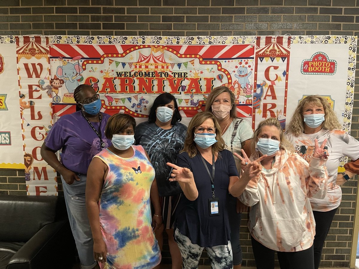 TeamDaytonATT's tweet photo. It's tie dye day! @GarciaBeProud @TeamPastrano #nationaltiedyeday https://t.co/QmiJKZzmOS