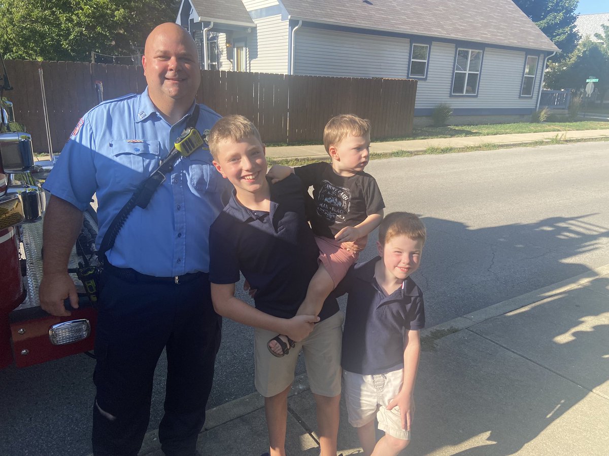JeremyIndy1's tweet photo. Thanks @IFD_NEWS #14 for answering a million questions and explaining what you do. Bonus—it wasn’t 3am like our last meetup! #NationalNightOut https://t.co/XxXE9pl3r0