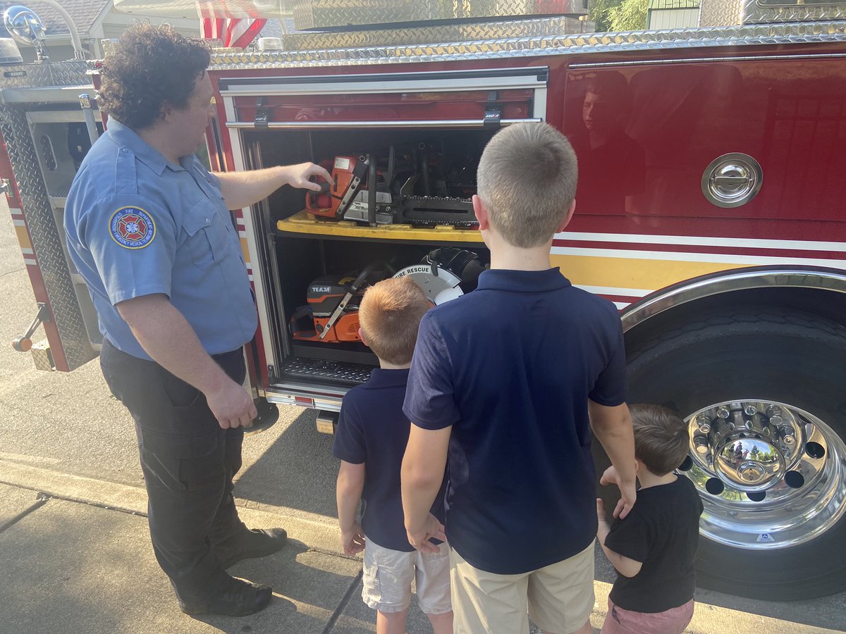JeremyIndy1's tweet photo. Thanks @IFD_NEWS #14 for answering a million questions and explaining what you do. Bonus—it wasn’t 3am like our last meetup! #NationalNightOut https://t.co/XxXE9pl3r0