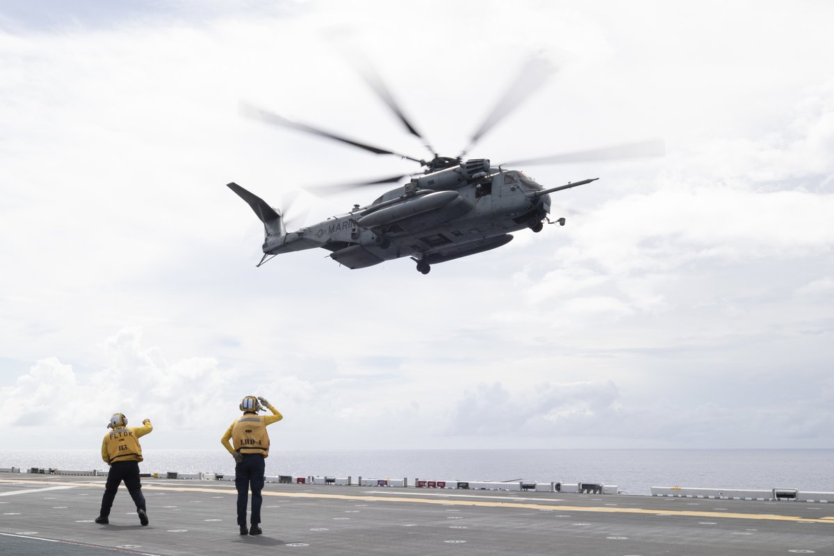 Supporting a #FreeandOpenIndoPacific 🚁 ⚓️

A CH-53E Super Stallion helicopter attached to Marine Medium Tiltrotor Squadron (VMM) 262 (Reinforced) takes off from the flight deck of #USSTripoli (LHA 7), July 29, 2022. 

📸: MCSN Austyn Riley & MC1 Peter Burghart