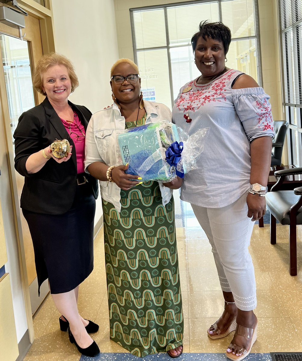 CWBryan's tweet image. I had the pleasure of awarding Lisa Jones of A.Dorothy Hains Elementary School one of our NTO prizes on behalf of Educators First. It was also a delight to meet her principal, Rachel McRae. #EducatorsFirst #RichmondCountySchoolsGA
