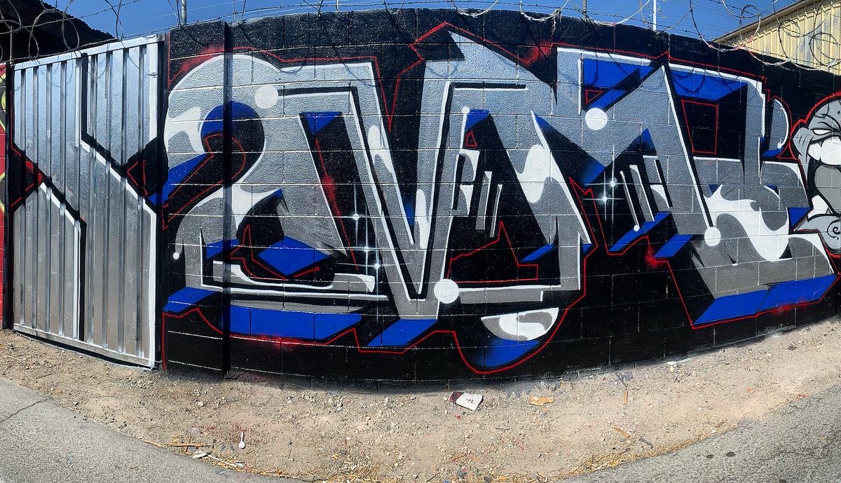 savmeone's tweet photo. This was the last "legal" piece I painted. The homie Agress was in town, just bought a new car, had to paint... was feeling nostalgic so I hit em up with the @Stussy "S" haha. Fun times <3 #Savme #Chromies #Typograffiti #LasVegas #Graffiti https://t.co/cCDjX5nzPi