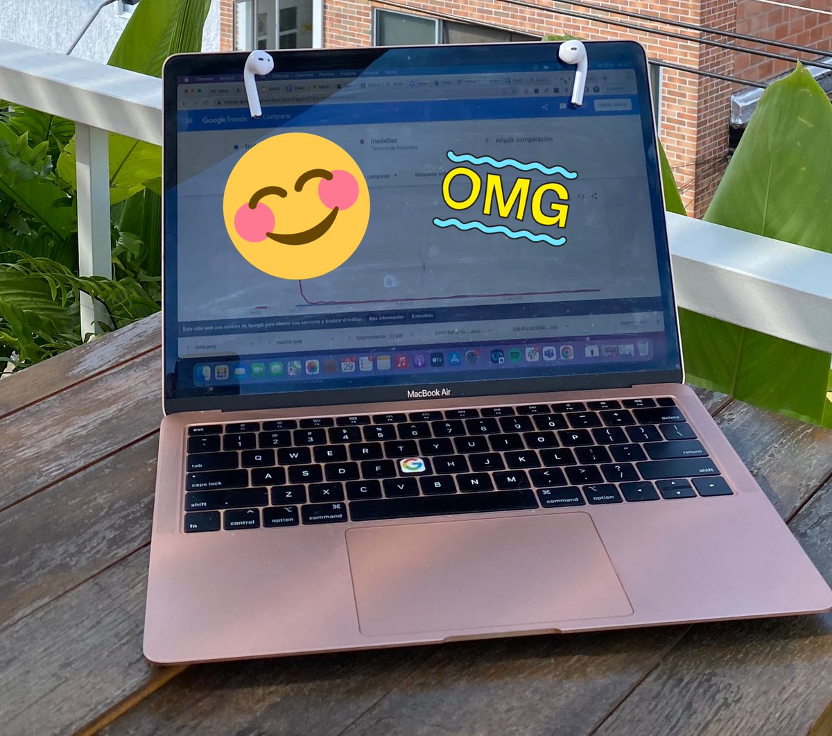 ivannazau's tweet image. ¿Sabían que pueden pegar los AirPods a la Mac 💻? #MacHacks