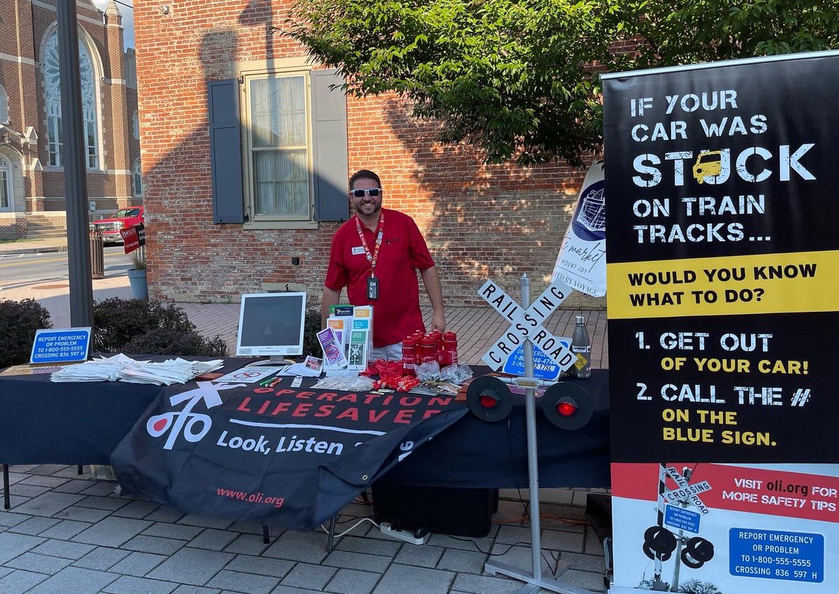 oliofpa's tweet photo. Very excited to be in Mount Joy tonight spreading the #railsafety message at National Night Out. #NationalNightOut #Seetracksthinktrain https://t.co/cAPmgi4qJn