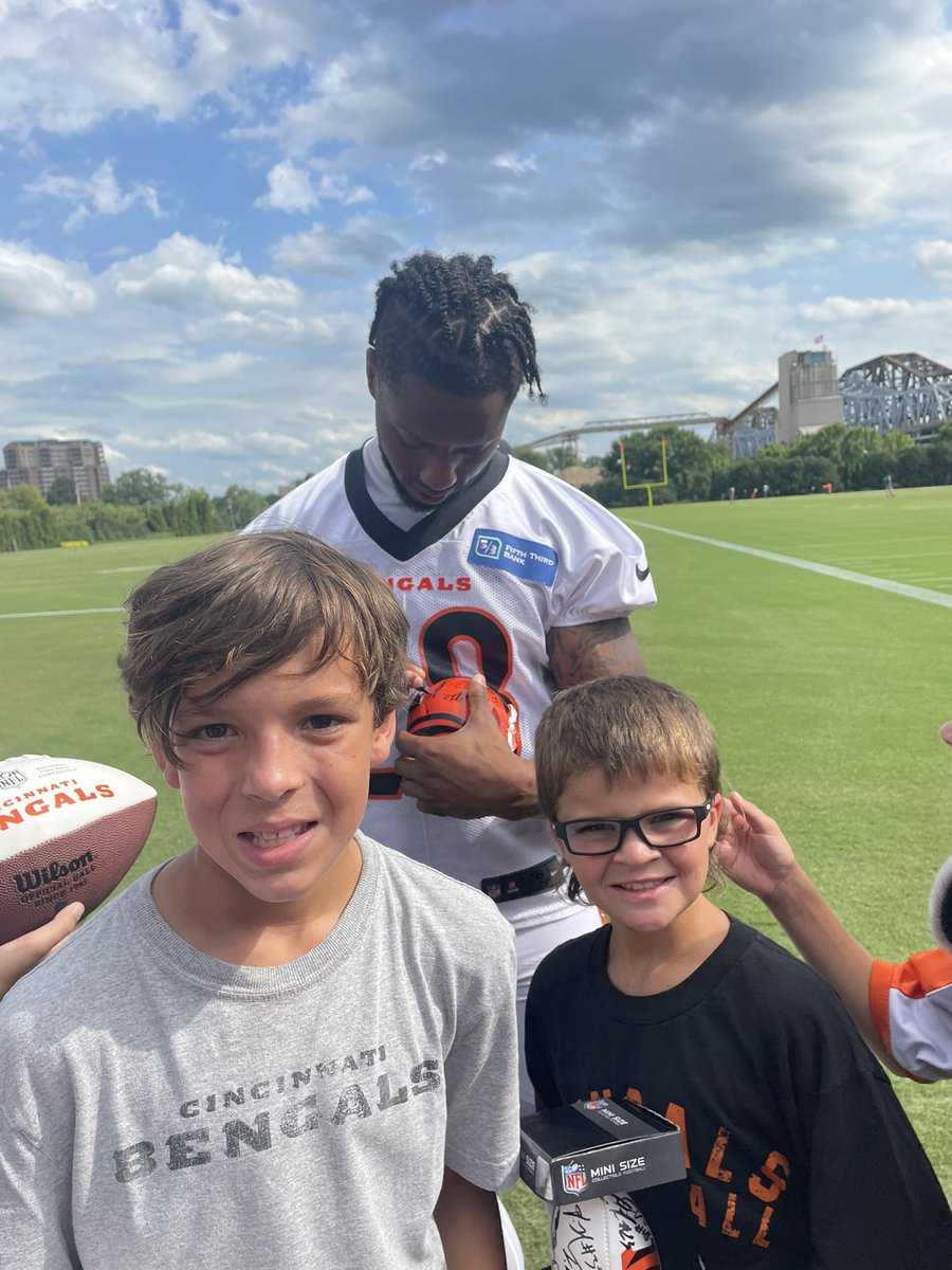 slpetereit's tweet photo. @Bengals training camp did not disappoint for these kids! @EliApple @Joe_MainMixon @CalAdomitis @_T_Hen @daxhill5 @MikeHilton_28 and many more took time to show these young men what a role model is, thank you! 🖤🧡🖤 #WhoDey #RuleTheJungle https://t.co/kj8E0GjXnC