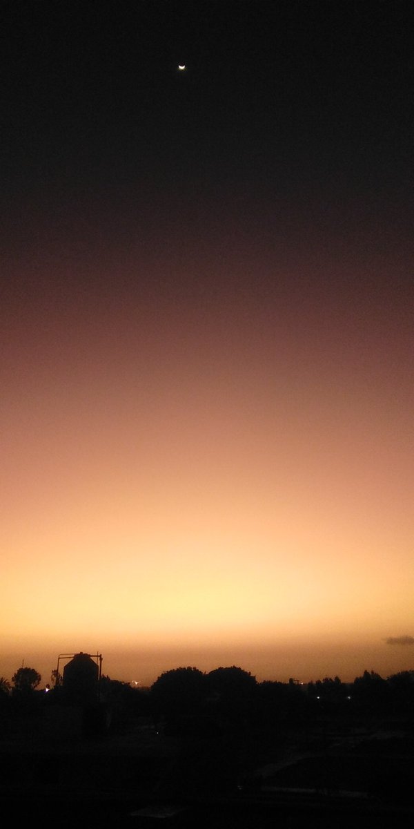 Hermoso atardecer, es maravilloso ver cómo se esconde el sol y ya está la luna cerca 🌒 la creación es perfecta 🤩