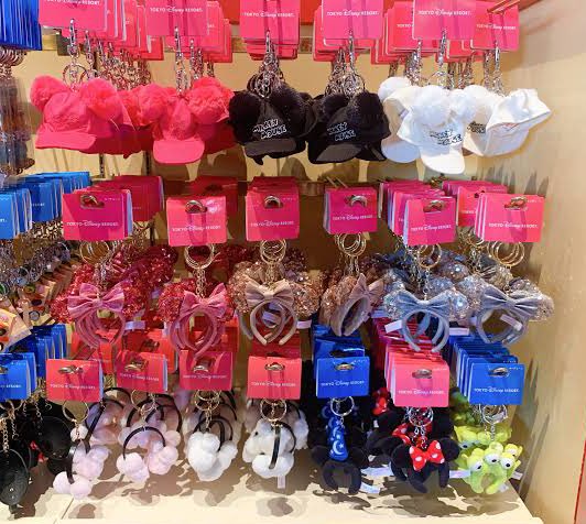 ディズニーさんに売ってる帽子のキーホルダー🏰
帽子もカチューシャも10cmぬいにバッチリサイズで感動する😍💕分かってらっしゃるディズニーさん！
ねんどろいどには大き過ぎるみたい🙋‍♀️✨