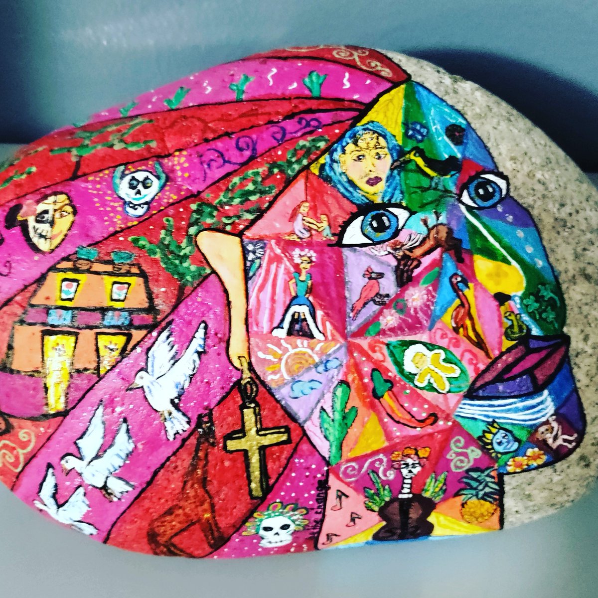 HMBLRockStar's tweet photo. #FridaInspired #RockArt #Acrylics #PaintedRocks #Frida #FridaKahlo #DarRocks ❤️🪨🎨 https://t.co/xewpMSDONR