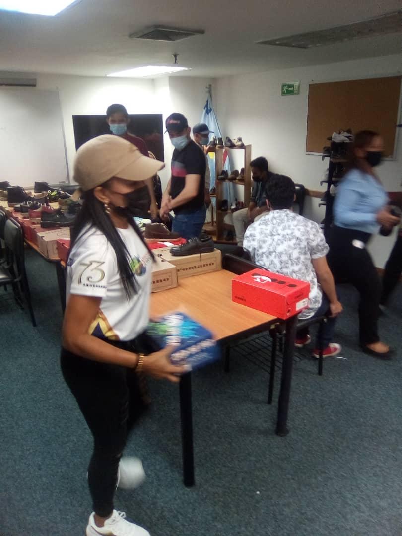 enm_rbv's tweet photo. #ENM | En alianza con el Ministerio del Poder Popular de Comercio Nacional #Mppcn y la #ENM, se realizó la venta de calzados económicos a servidoras y servidores de los organismos auxiliares del #TSJ, #IGT #DEM y #ENM en la sede de la ENM @DhelizAlvarez, @MinComNacional https://t.co/mXk9aGGQFN